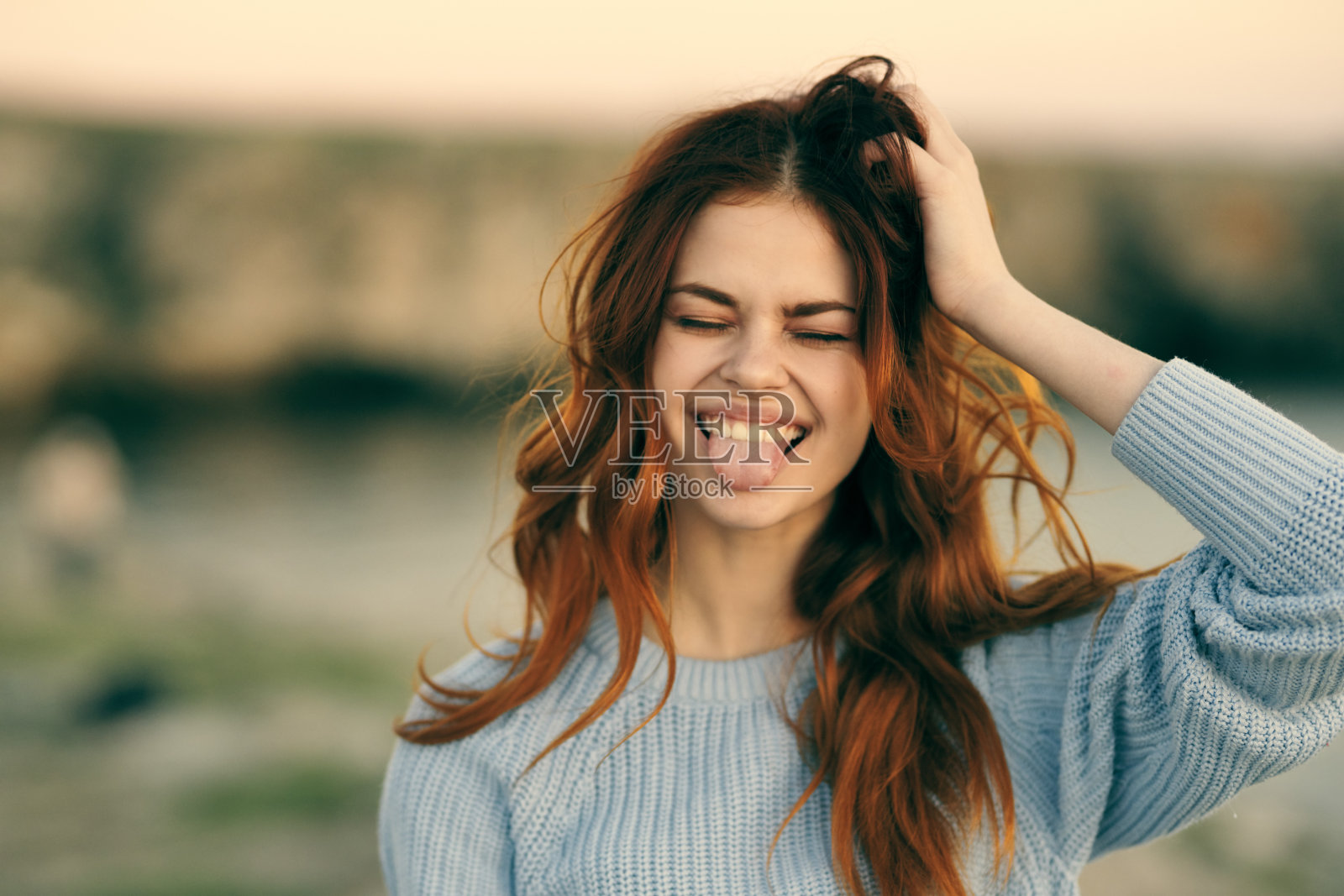 开朗的女性天性和旅行清新的空气生活方式照片摄影图片