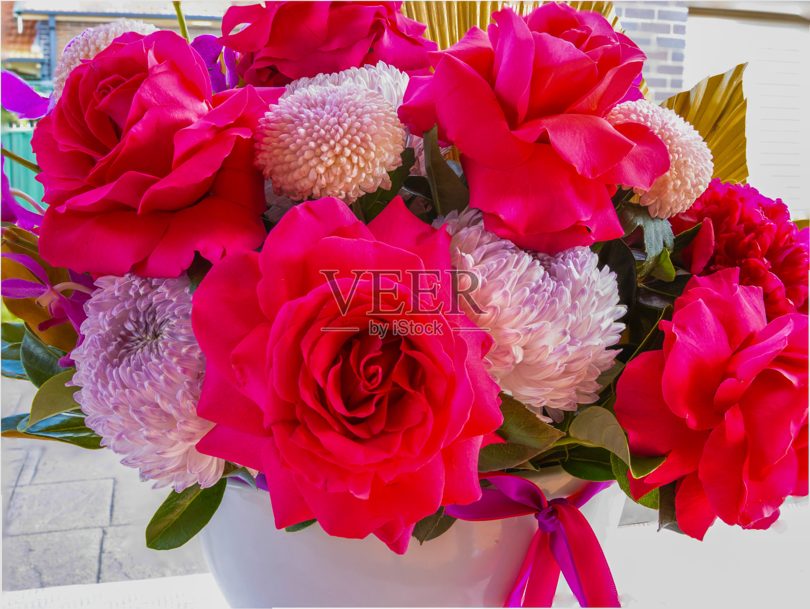 澳大利亚新南威尔士州悉尼,花瓶里一束鲜花的堆叠照片。锐利的颜色和几乎每一片花瓣的焦点照片摄影图片