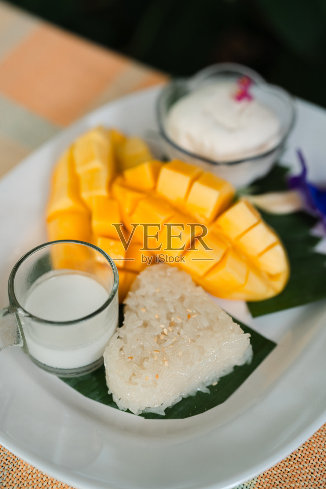 芒果糯米:香甜的糯米,配上新鲜的芒果和椰奶。东南亚。斋月的食物。照片摄影图片