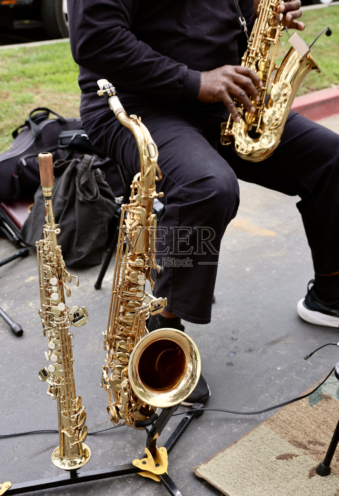 街头表演者演奏萨克斯照片摄影图片