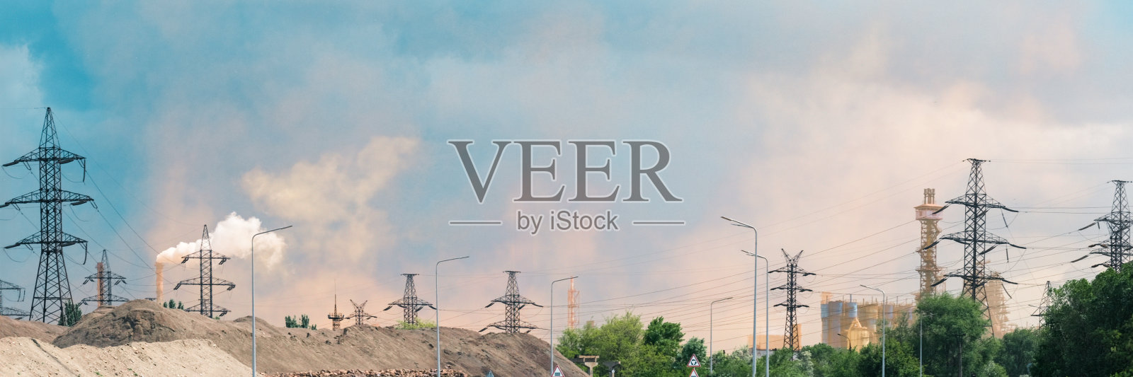 宽阔的工业景观,有电线和烟囱照片摄影图片