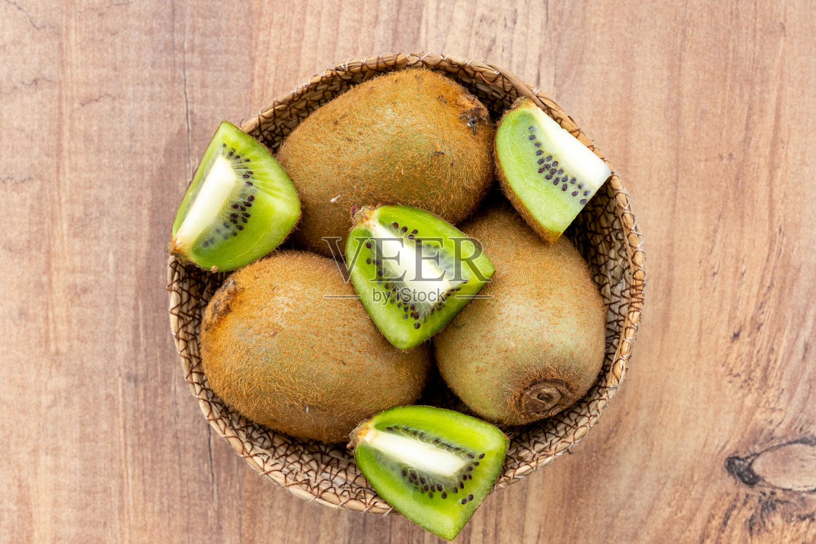 木制表面碗里的猕猴桃俯视图照片摄影图片