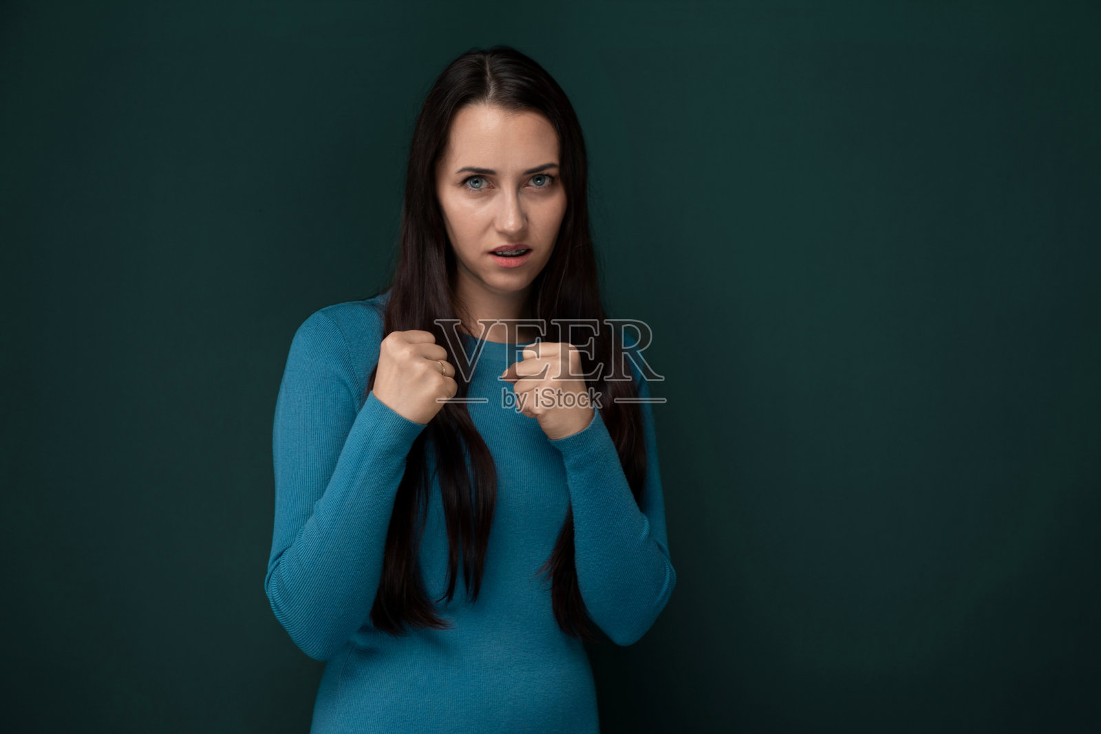 穿蓝裙子的女人摆姿势拍照照片摄影图片