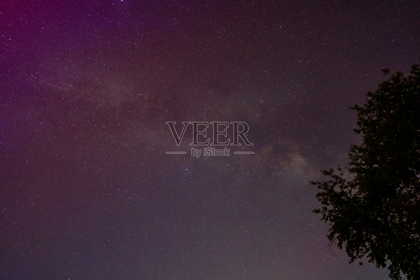 在弗吉尼亚州的天然桥,在一个充满星星的夜晚看到的银河照片摄影图片