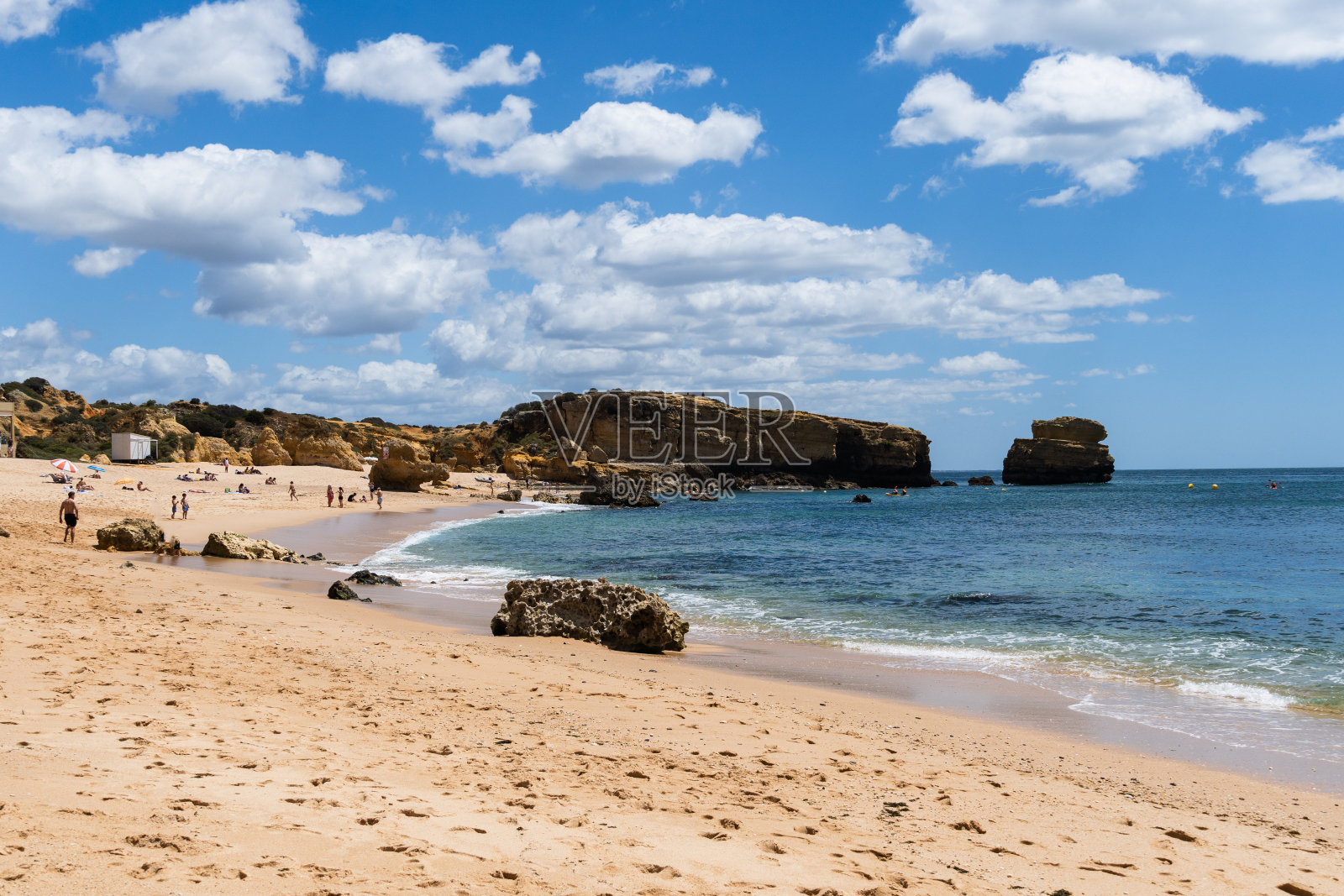 葡萄牙阿尔加维,阿尔布费拉,拉斐尔海滩。阳光明媚的一天。海滩上的岩石和悬崖。清澈的大海照片摄影图片