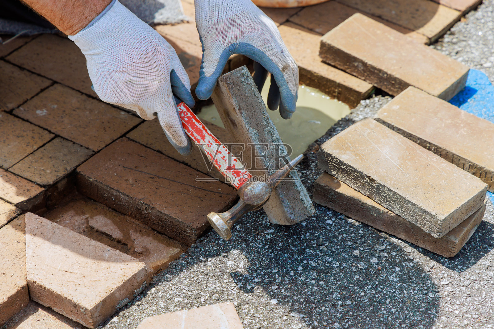 重建损毁的砖路是替换破损部分的路面照片摄影图片