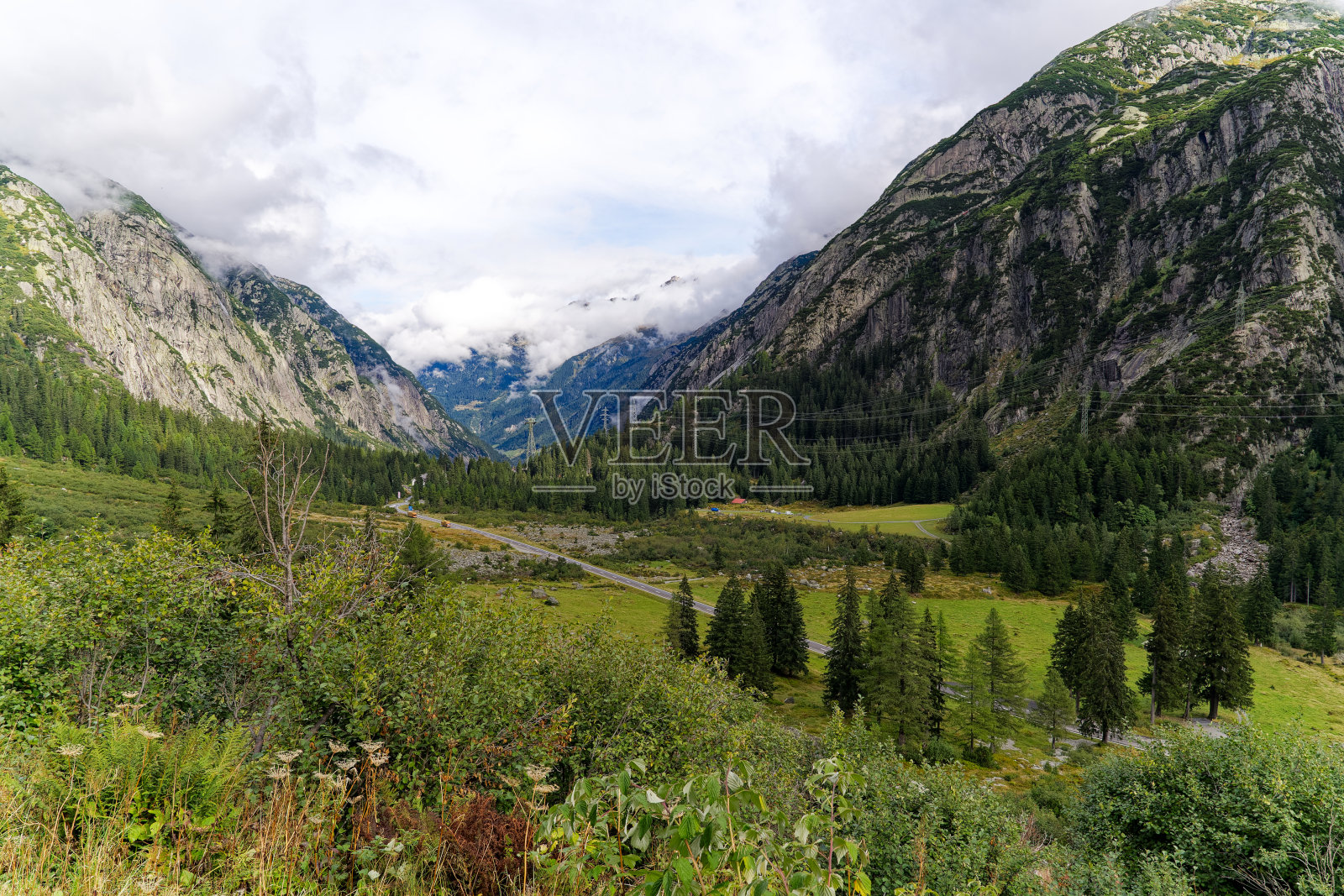 瑞士阿尔卑斯山脉的神秘景色,雾气缭绕。照片摄影图片