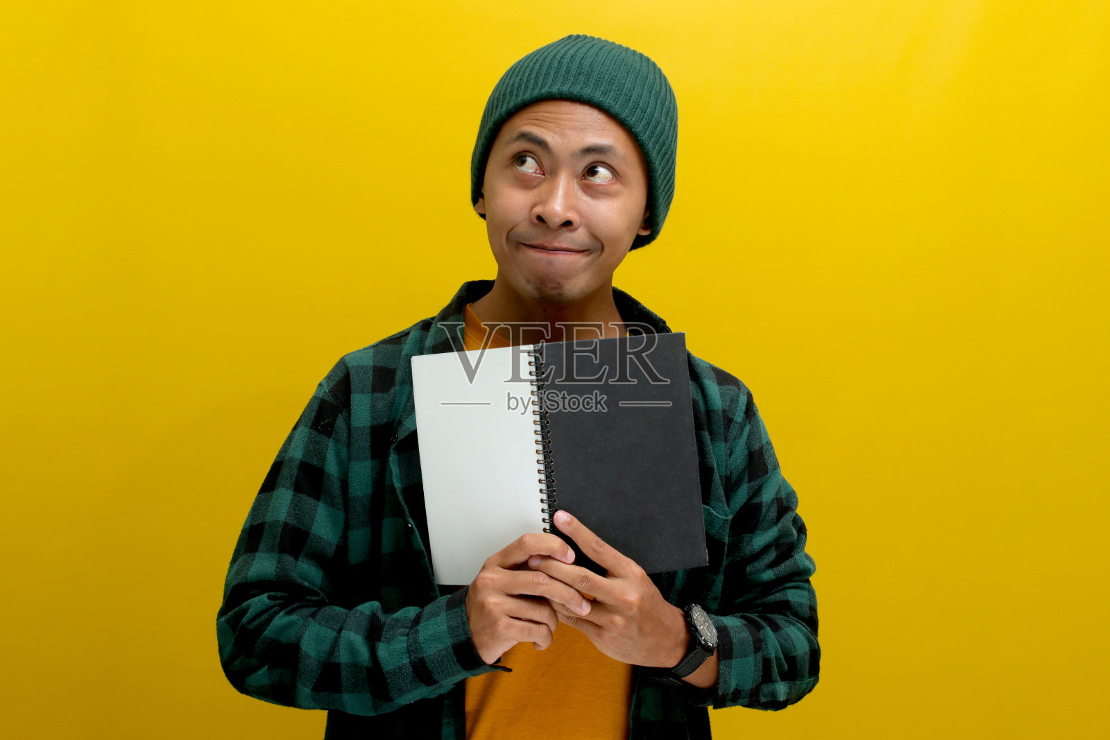 一名年轻的亚洲学生若有所思地看着旁边空荡荡的复印处照片摄影图片