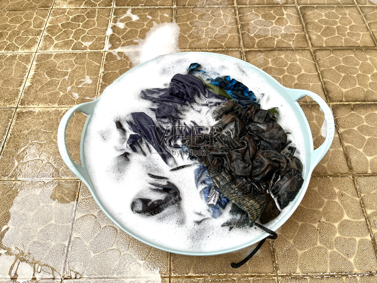 用肥皂泡沫洗衣服照片摄影图片