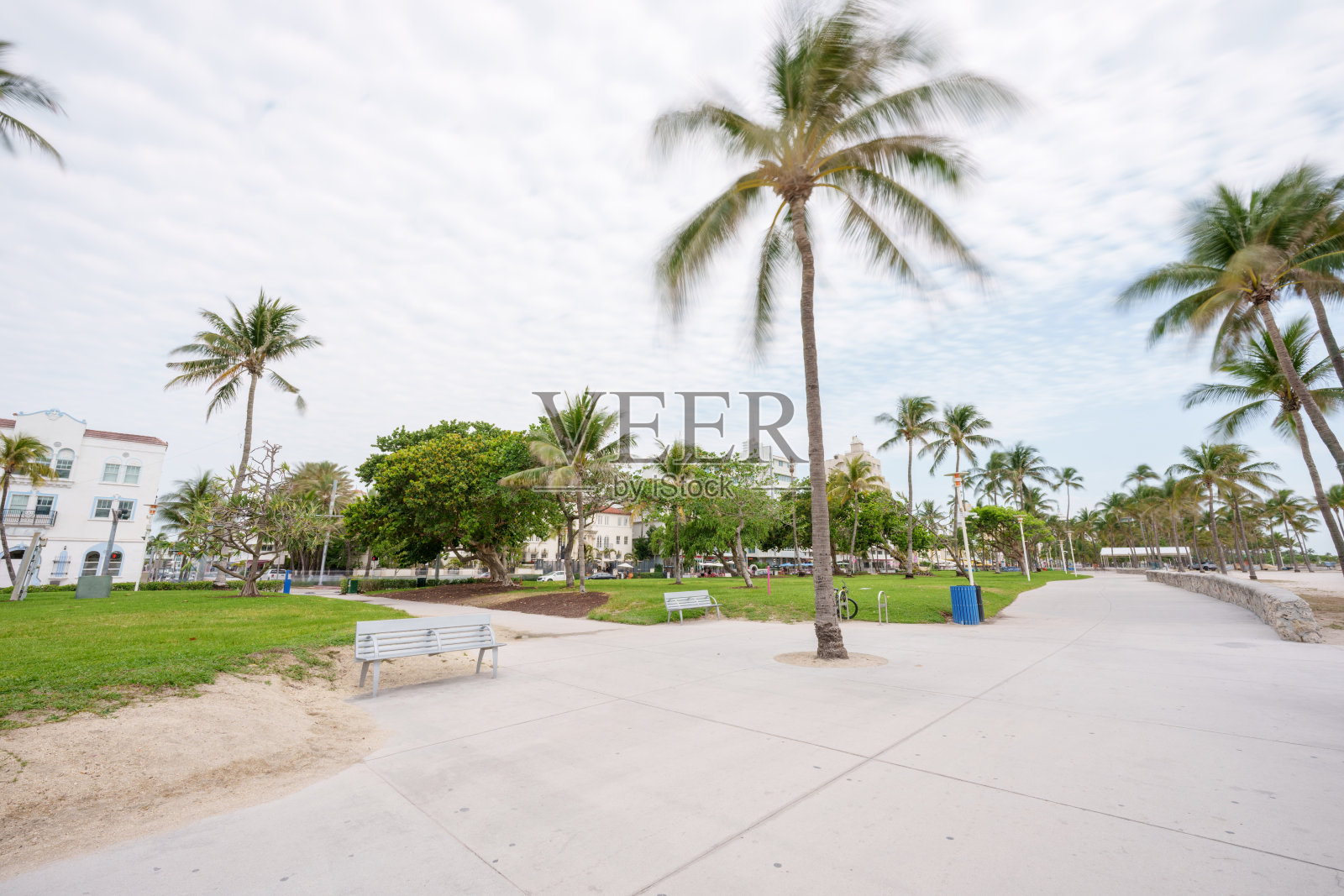 美国佛罗里达州迈阿密海滩。海洋道的行人通道。长时间曝光会使人模糊,商标也会被移除。2024年夏天即将来临照片摄影图片