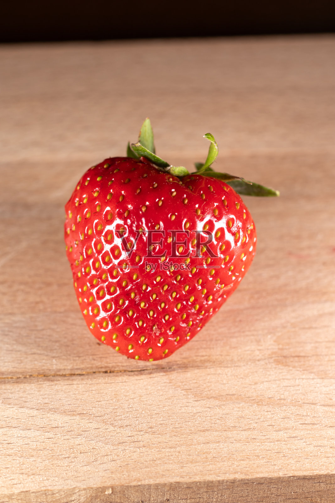 木桌上美味的草莓照片摄影图片