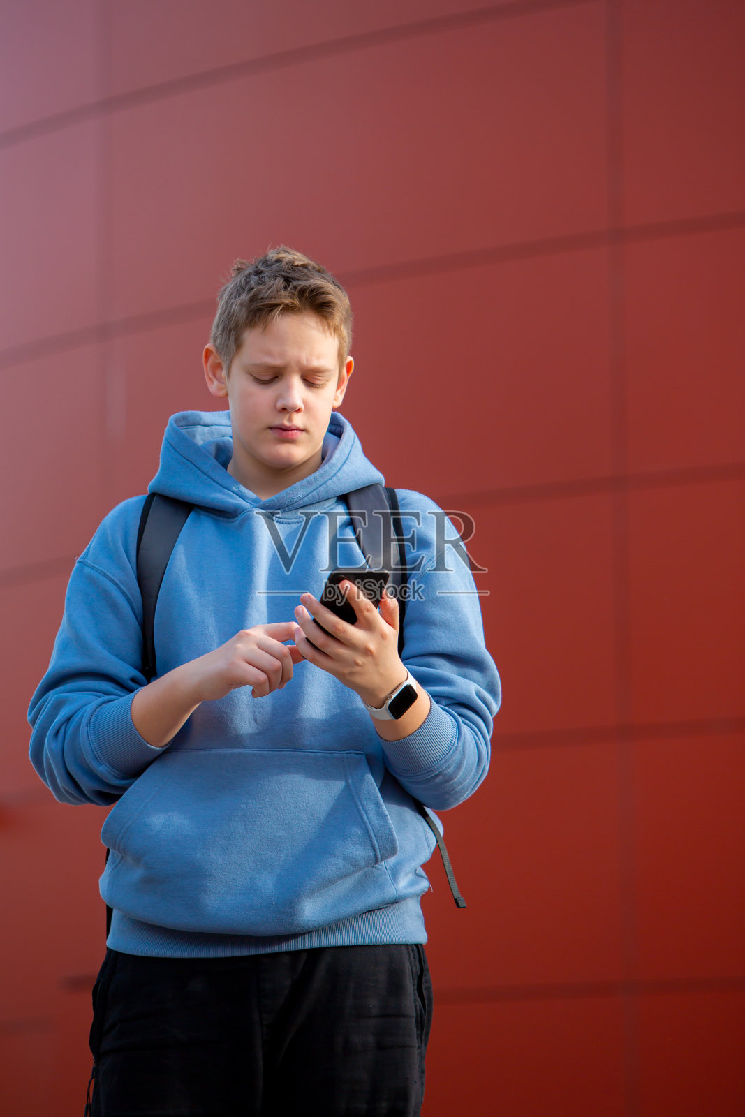 集中的电子学习:沉迷于打字的少年照片摄影图片