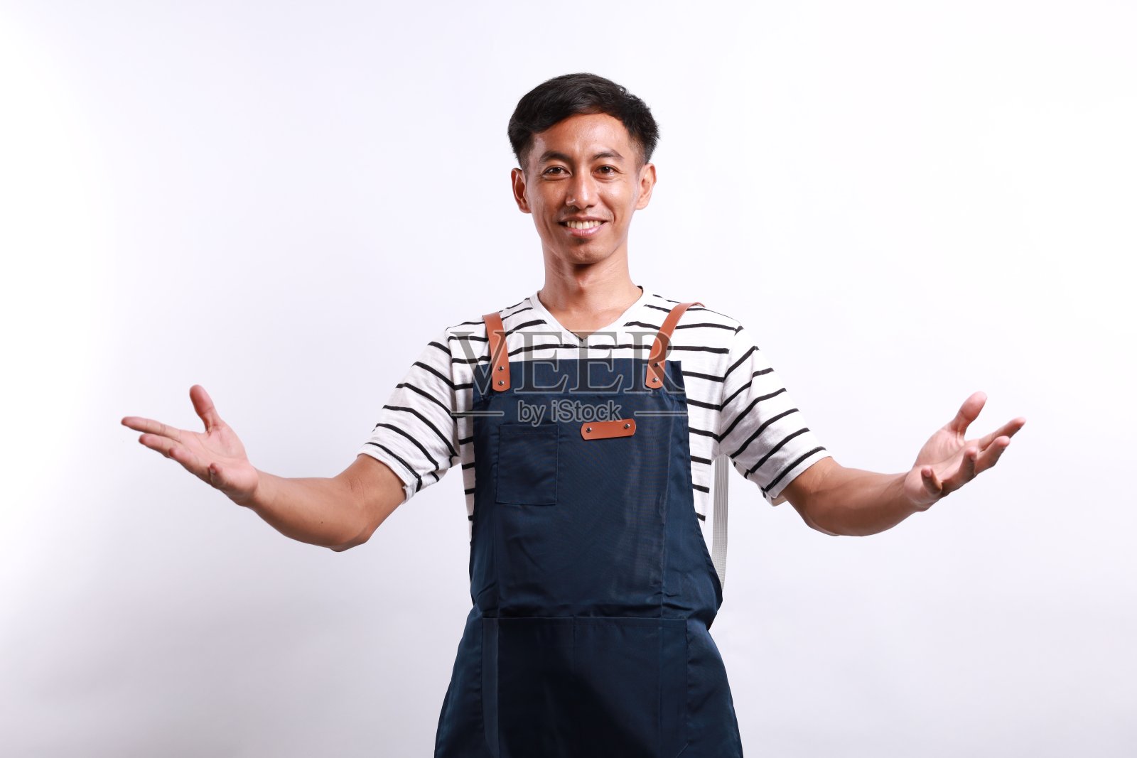 友好的亚洲咖啡馆员工,张开双臂邀请人们。隔离在白色背景上照片摄影图片