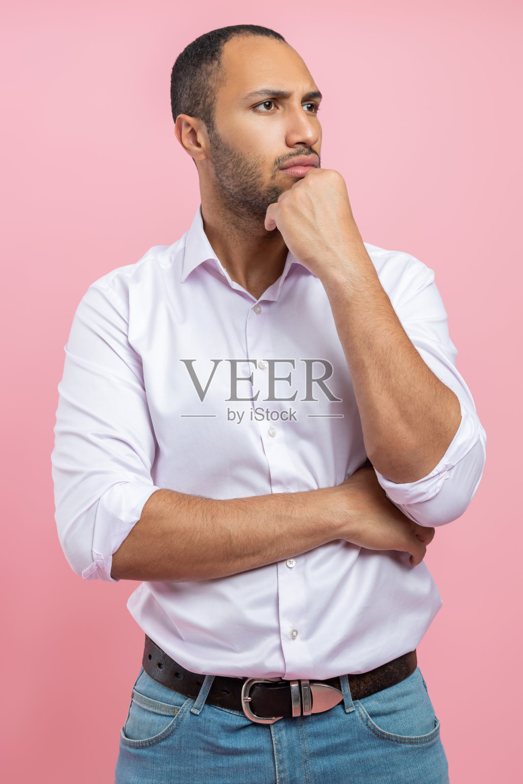 一个穿着白衬衫,托着下巴,满脸沉思的男人照片摄影图片