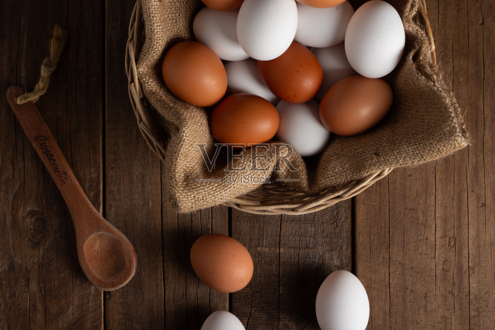 木桌上放着一篮子鸡蛋照片摄影图片