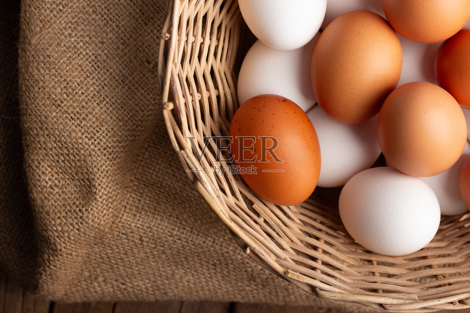 木桌上放着一篮子鸡蛋照片摄影图片