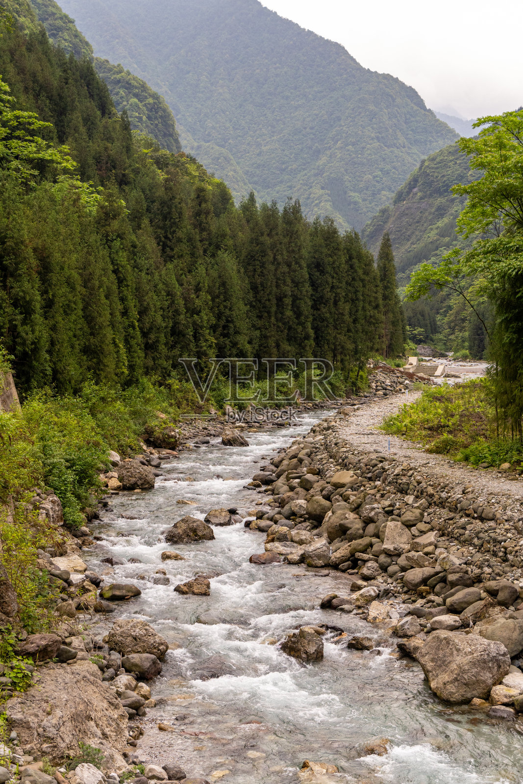 山下有一条河,位于瓦武山下的亚雨湖附近照片摄影图片