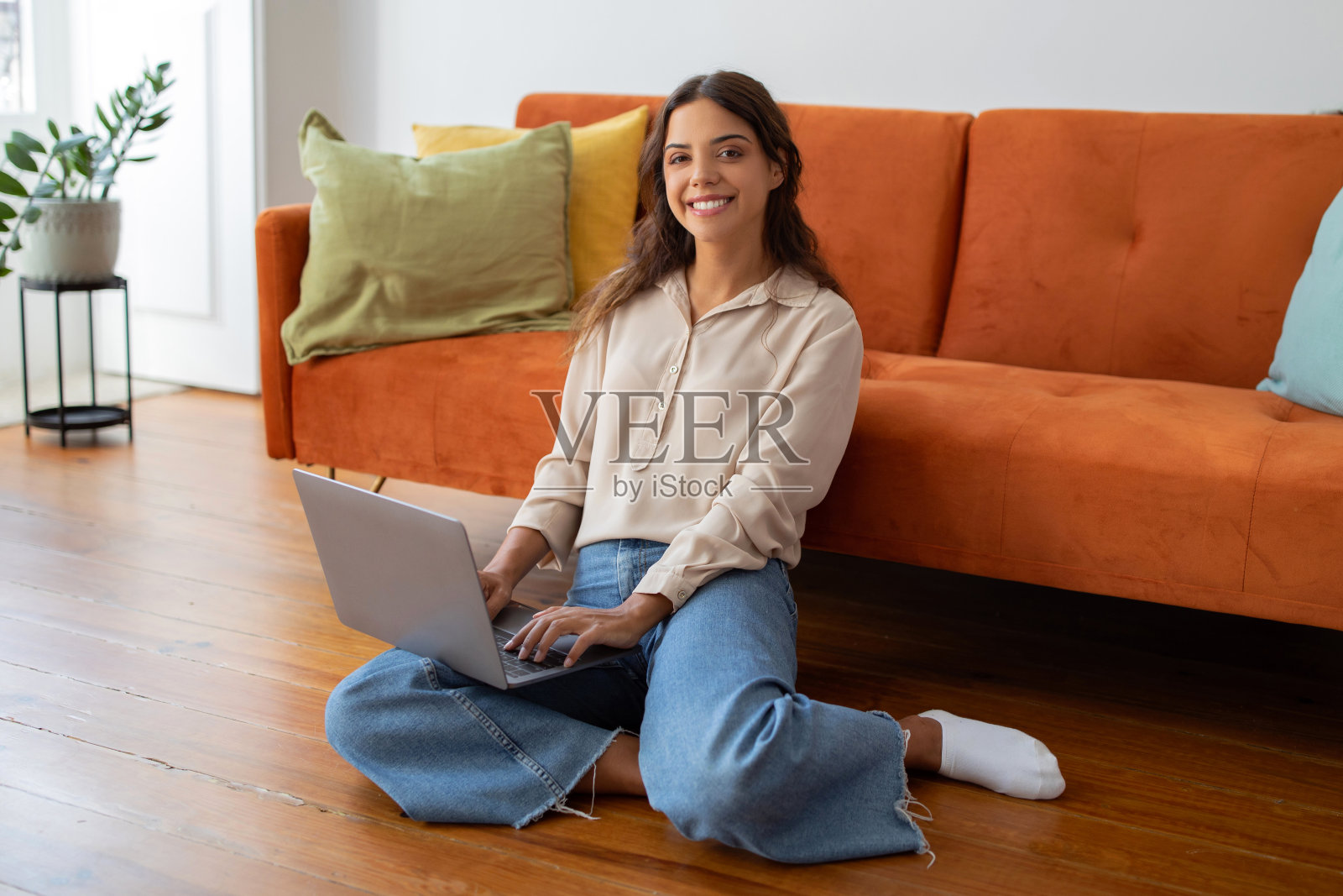 在线购物。微笑的年轻女子在家里用笔记本电脑上网购物照片摄影图片