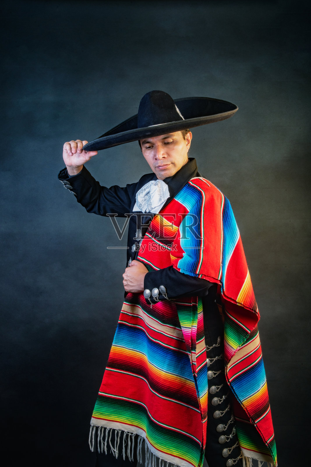 墨西哥人:戴墨西哥宽边帽、围着彩色毯子的男人照片摄影图片