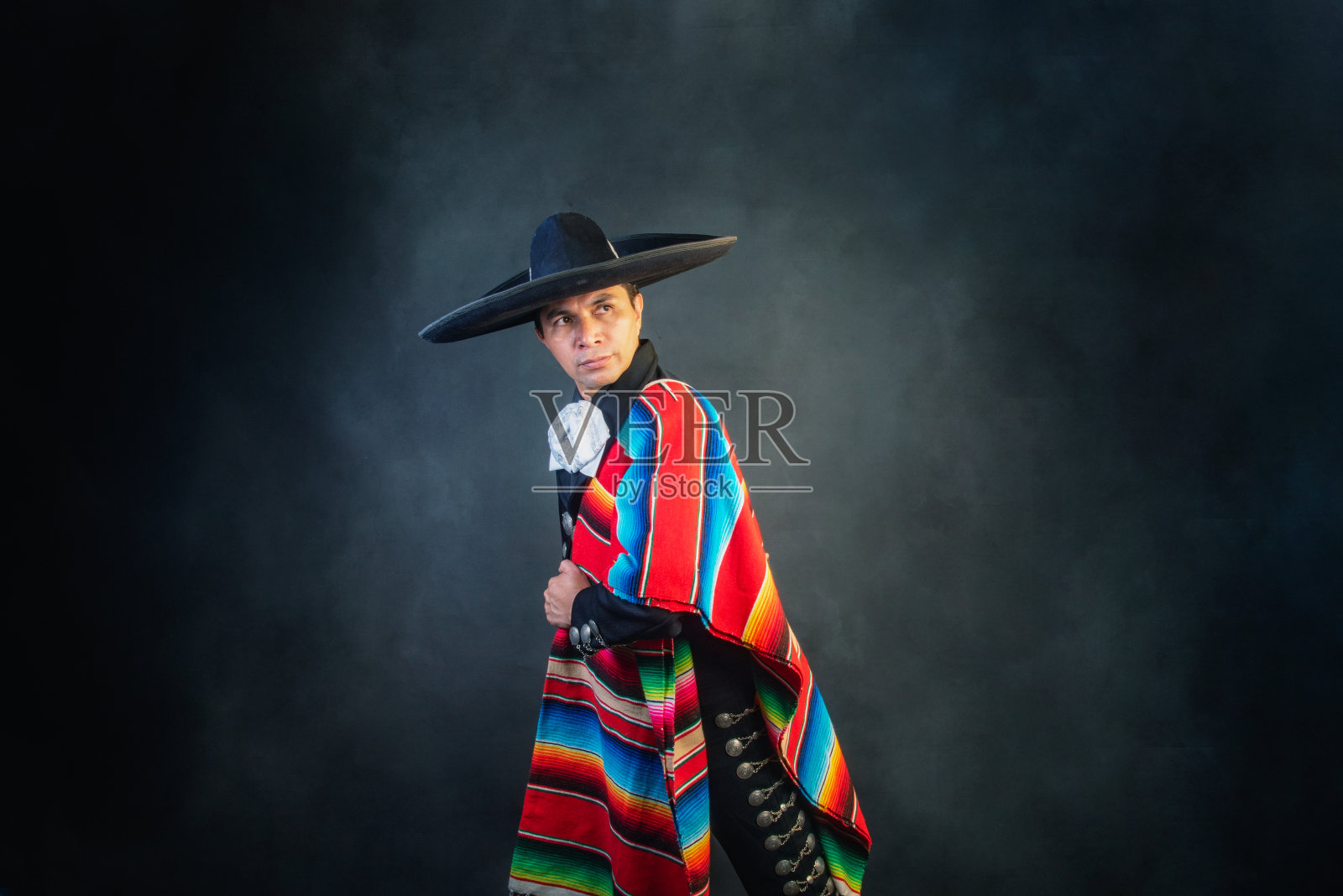 墨西哥人:一个头戴宽边帽,身穿彩色墨西哥服装的男人照片摄影图片