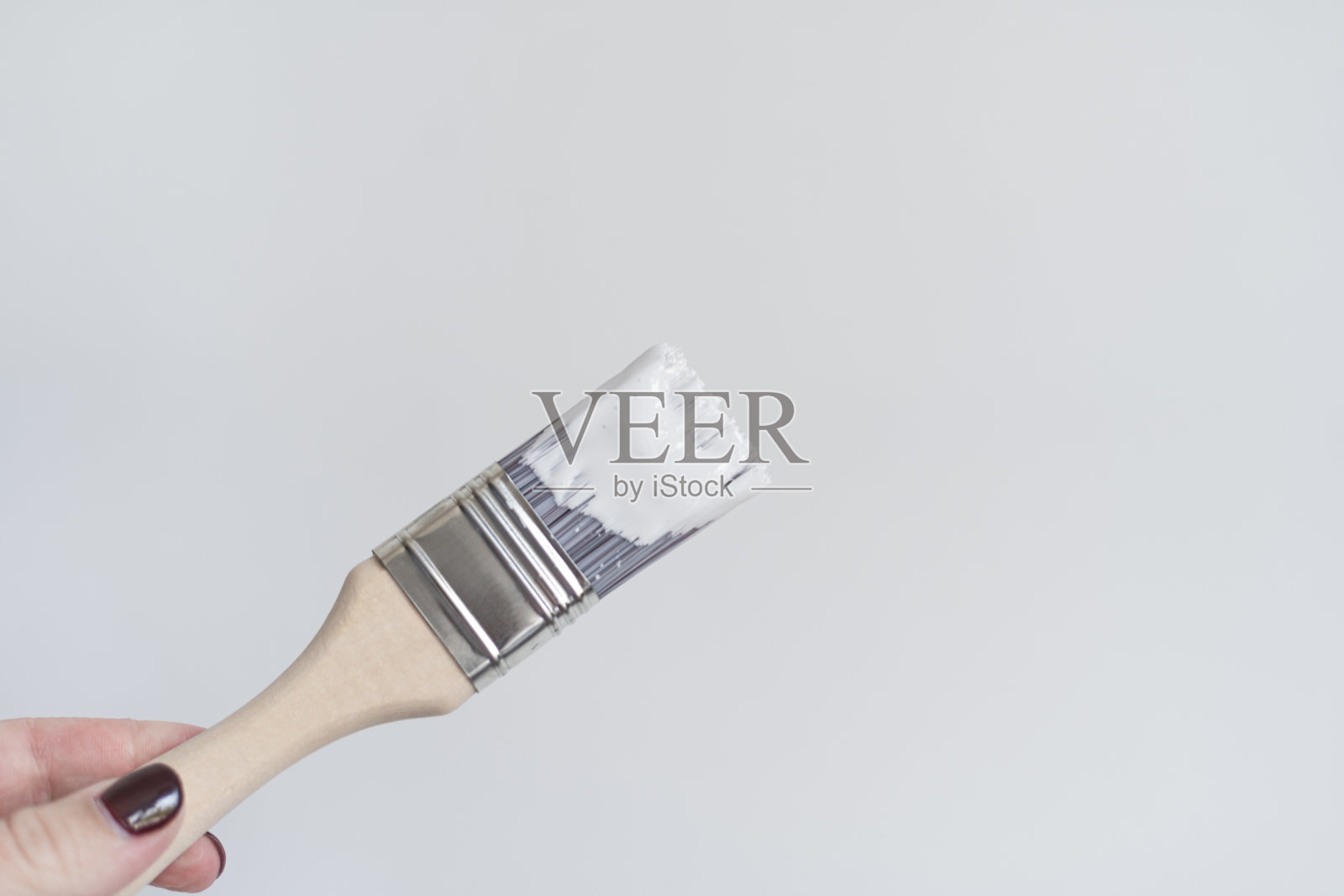 手绘墙刷装修公寓。修复和重新装修的概念。本空间照片摄影图片