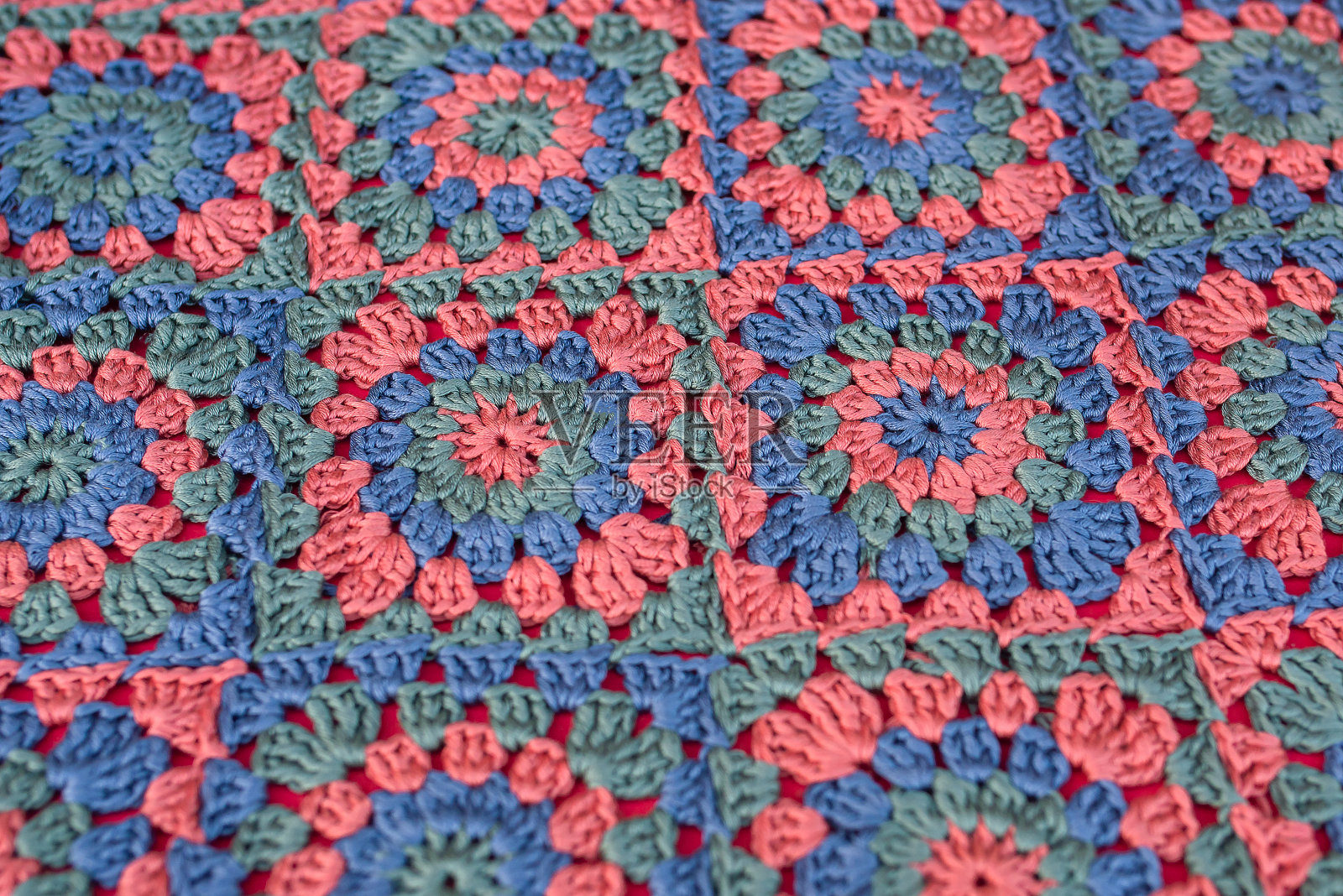 近距离观察在阿富汗缝制的五颜六色的奶奶方巾。照片摄影图片