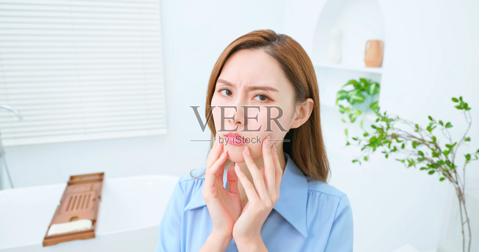 对皮肤不满意的女商人照片摄影图片