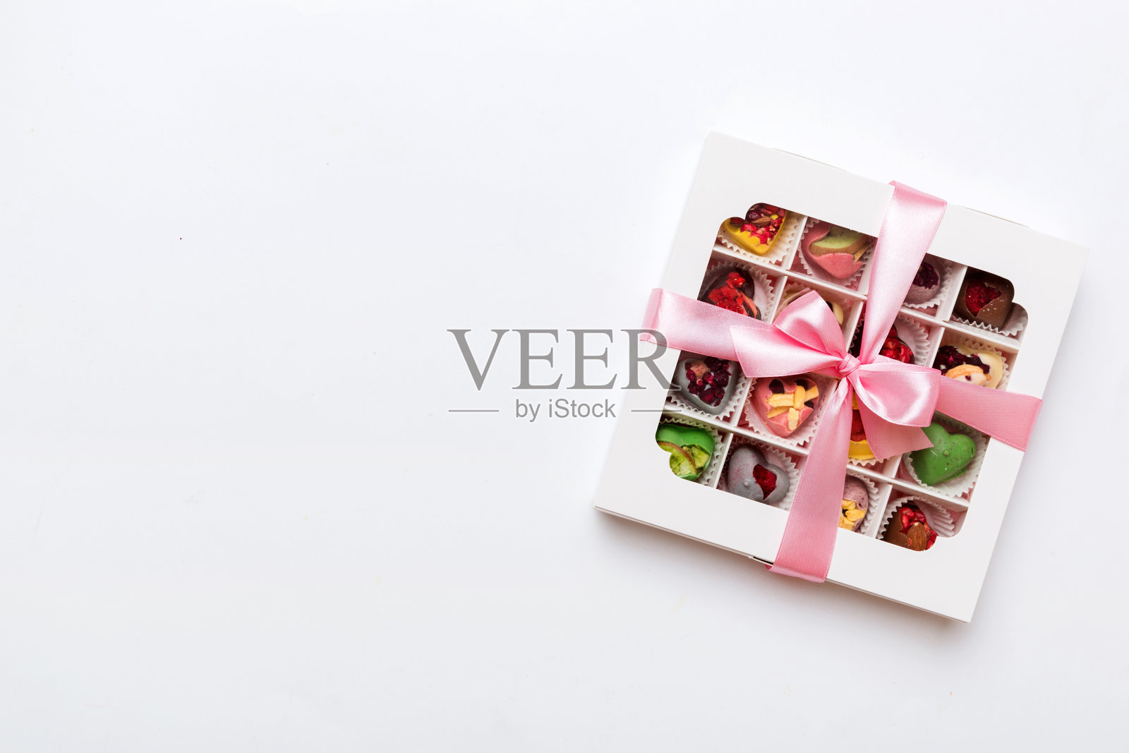 盒装巧克力糖果,彩色背景,各种糖果。情人节礼盒。顶视图平面布局与复制空间照片摄影图片