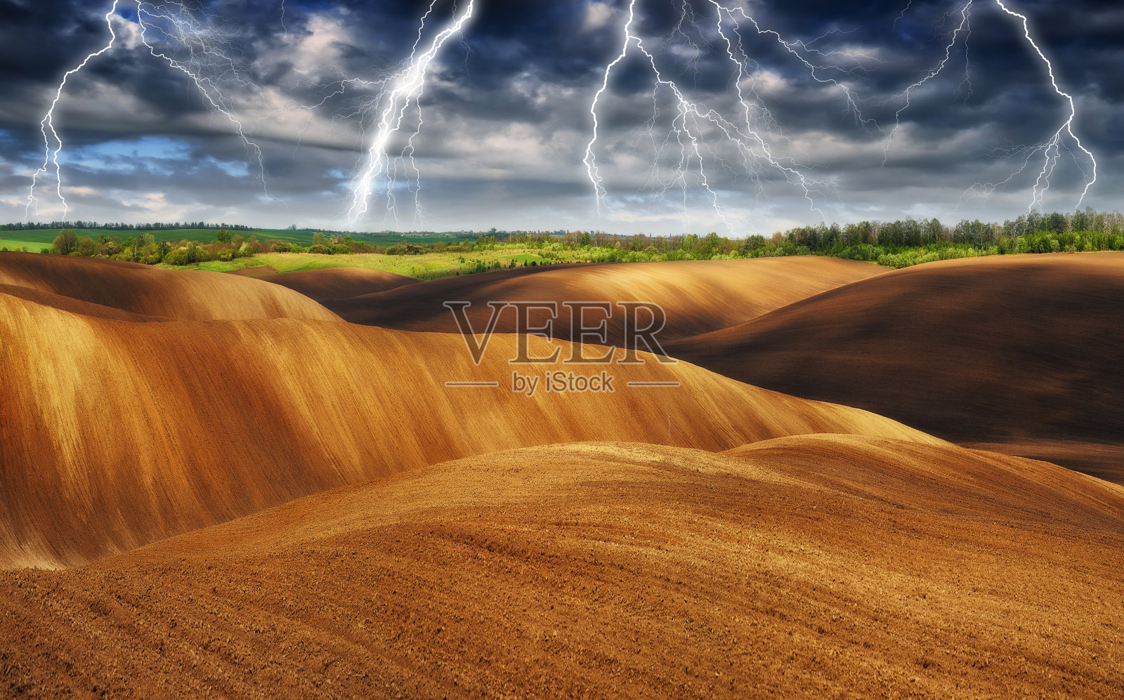 田野里有雷雨。巨大的闪电掠过丘陵地带。野外的恶劣天气。乌克兰的性质照片摄影图片