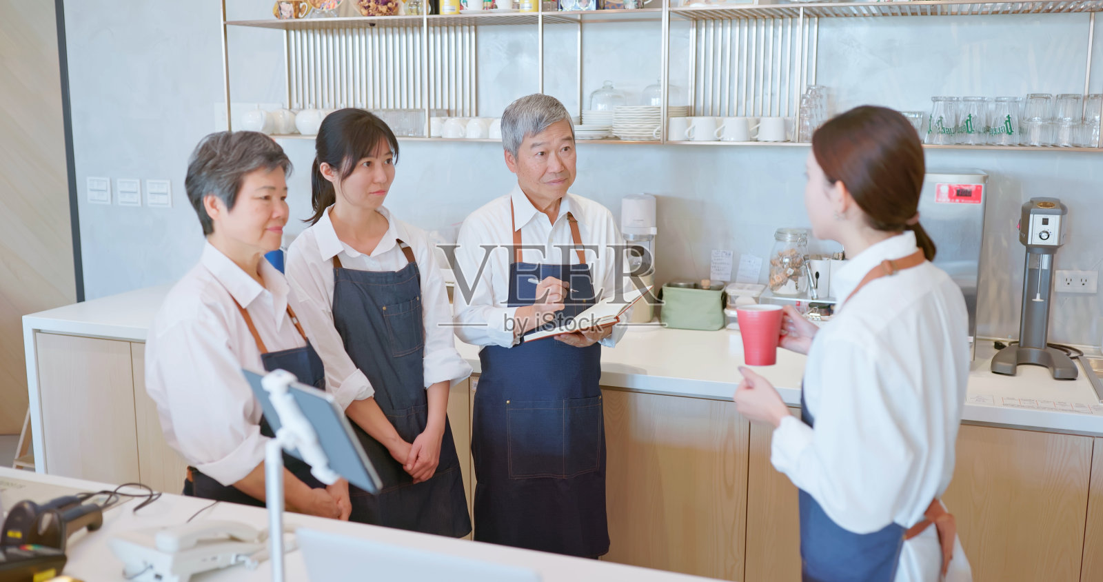 年轻员工教老人照片摄影图片