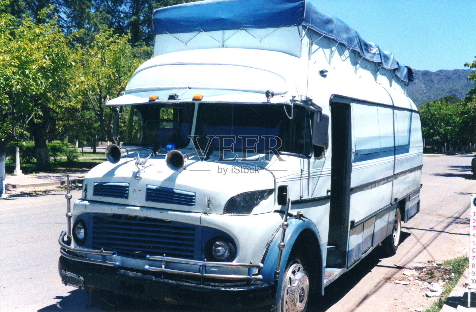 旧车辆十二。总线的风格。白色照片摄影图片