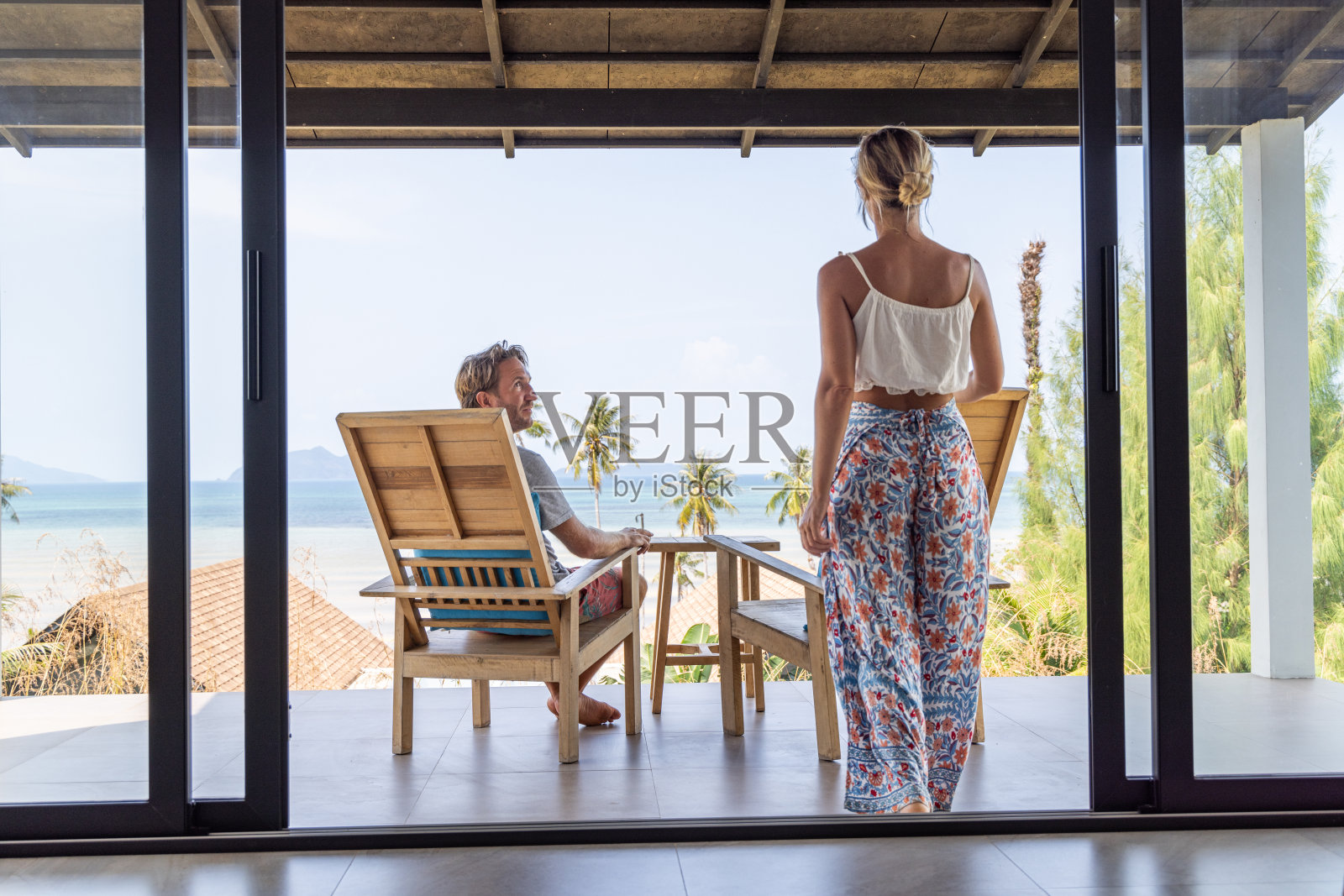 夫妇从阳台享受海景照片摄影图片