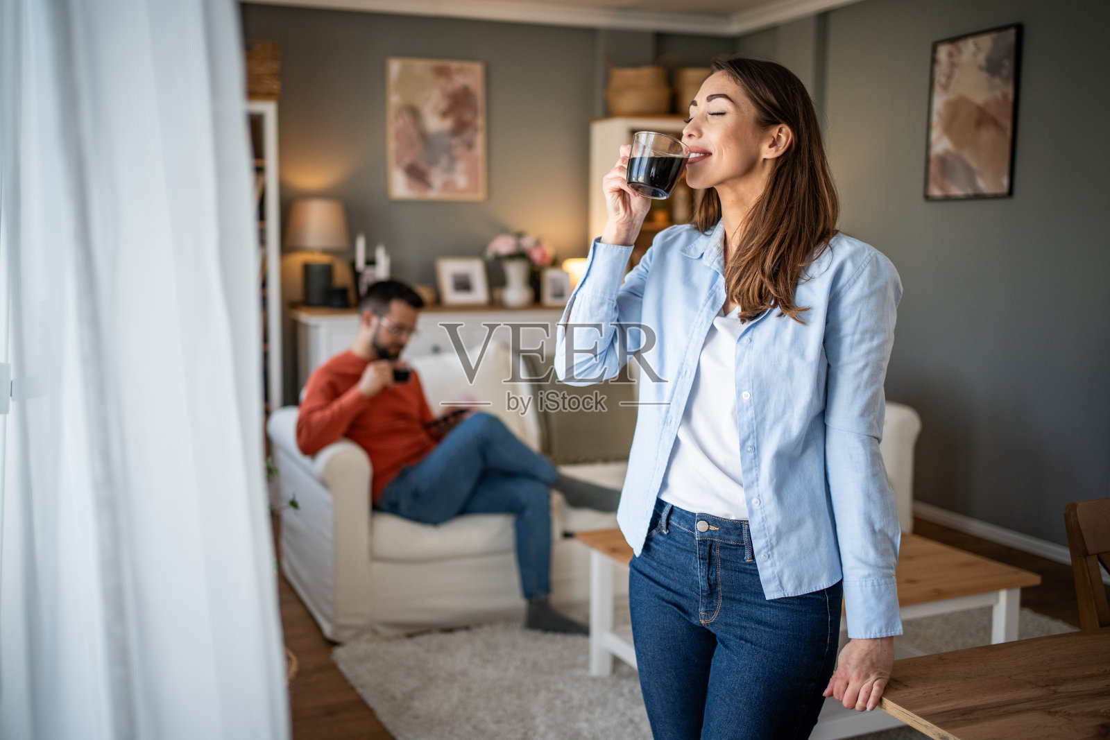 享受安静的周末早晨和咖啡照片摄影图片