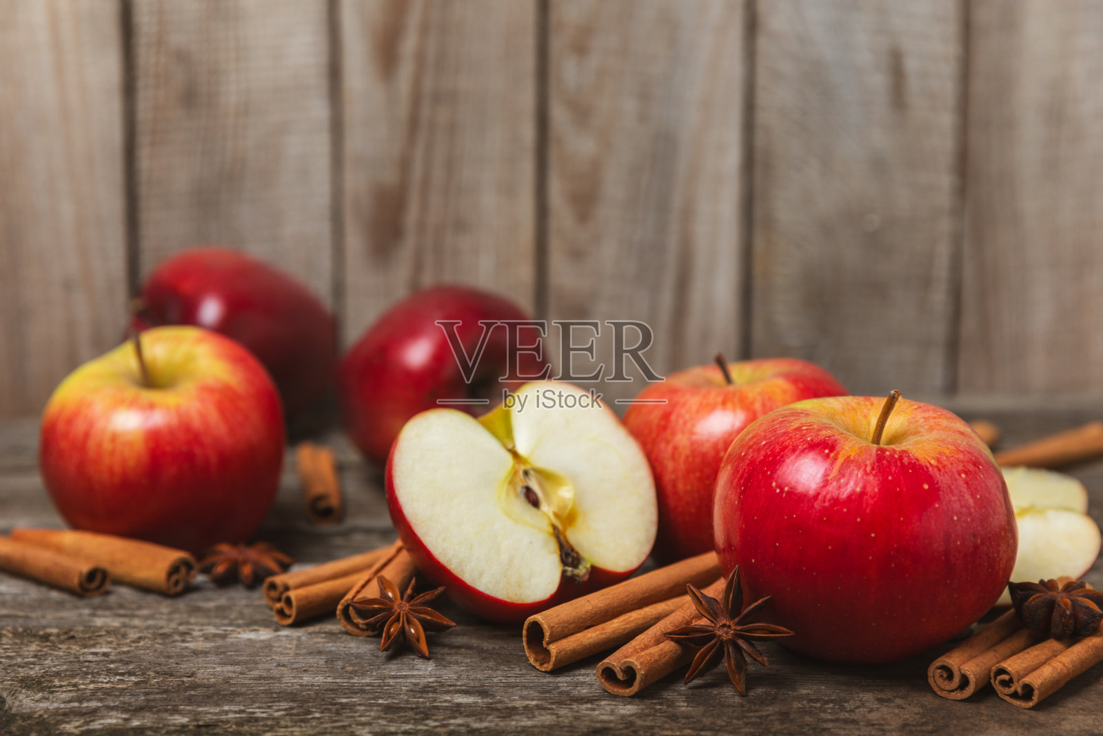 苹果与肉桂在纹理木背景。香红苹果配肉桂棒和八角。苹果片加辛辣香料。放文字的地方。副本的空间。收割。水果。照片摄影图片