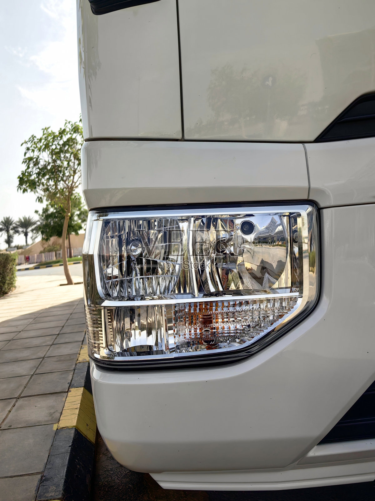 一辆停着的公共汽车上的灯光特写。照片摄影图片