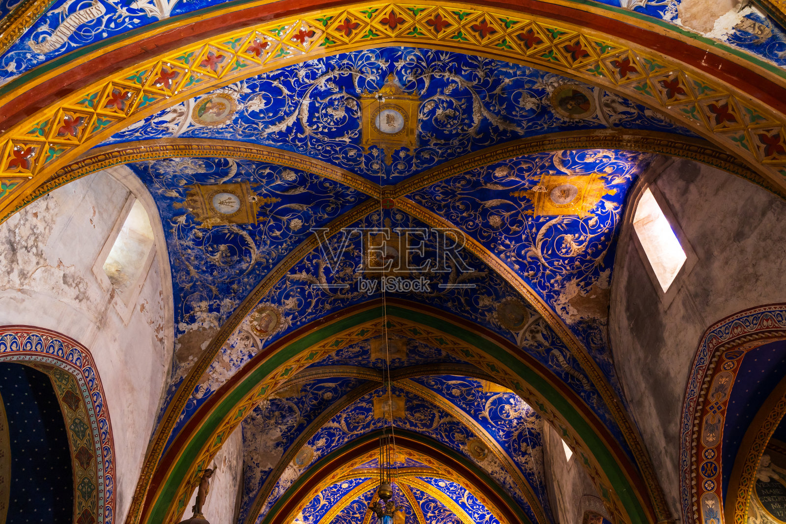 中世纪村庄普塞尔西的圣高乃依教堂内,深蓝色的天花板照片摄影图片