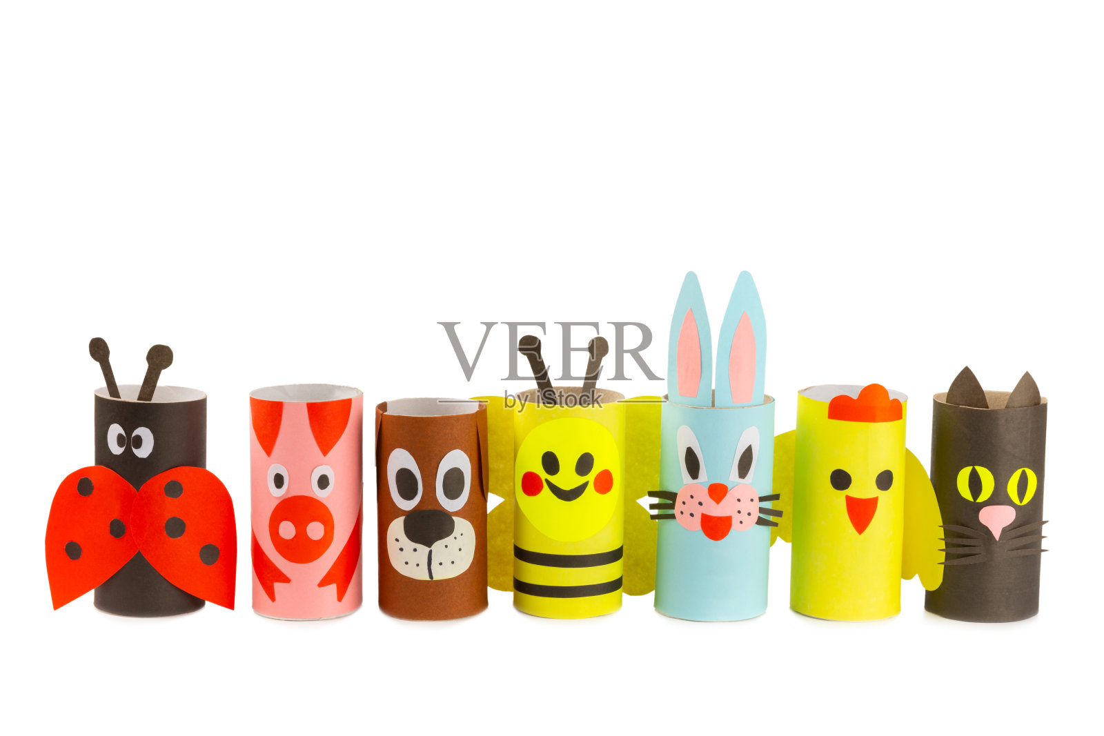 在彩色背景上制作卫生纸。用厕纸卷做成的儿童工艺品。DIY。手工制作的。纸玩具。折纸动物。儿童教育游戏的概念。放文字的地方。副本的空间。照片摄影图片