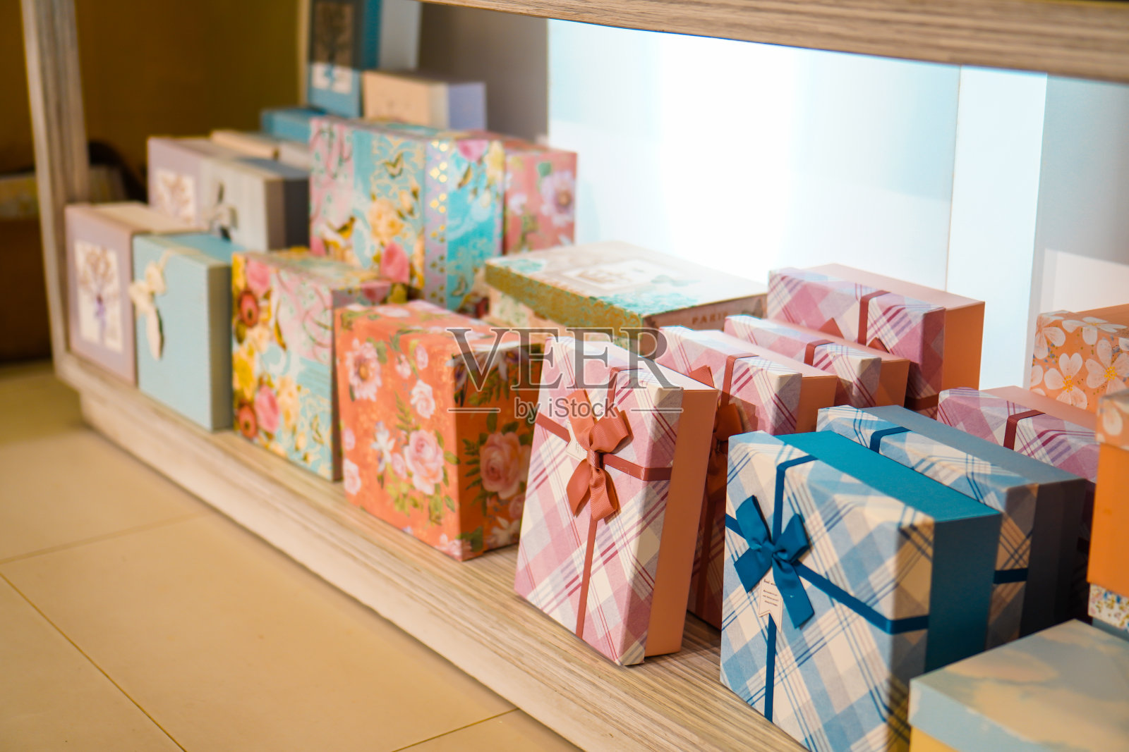 彩色和图案的礼盒堆叠排列在多层货架上照片摄影图片