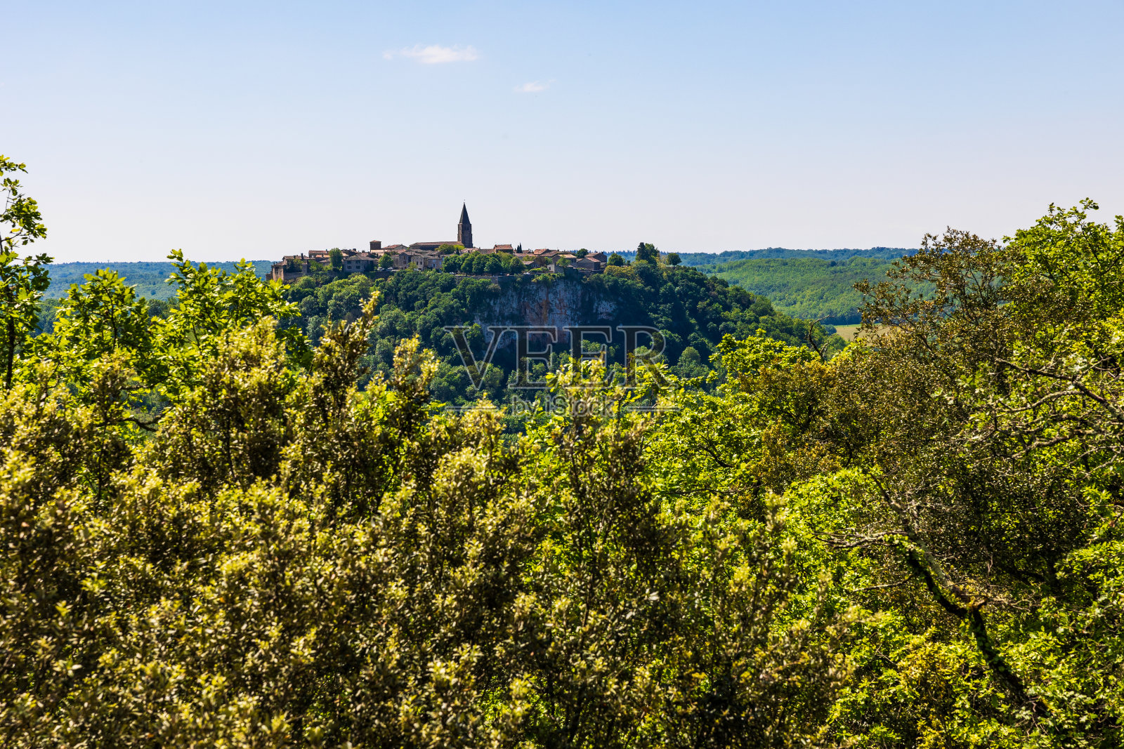 中世纪的普塞尔西村,从格莱姆西涅森林的高处俯瞰照片摄影图片