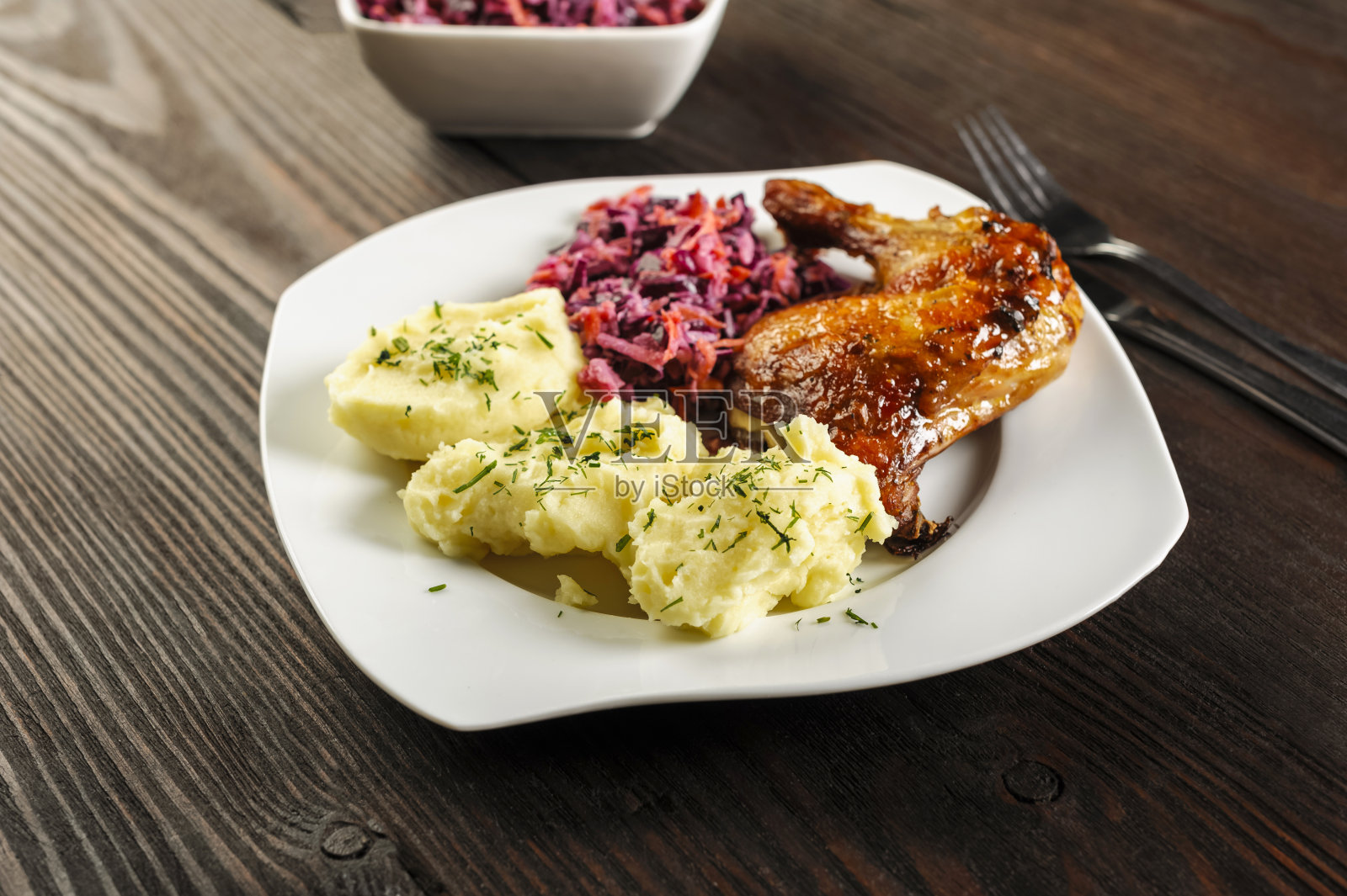烤鸡腿,土豆泥和红卷心菜沙拉照片摄影图片