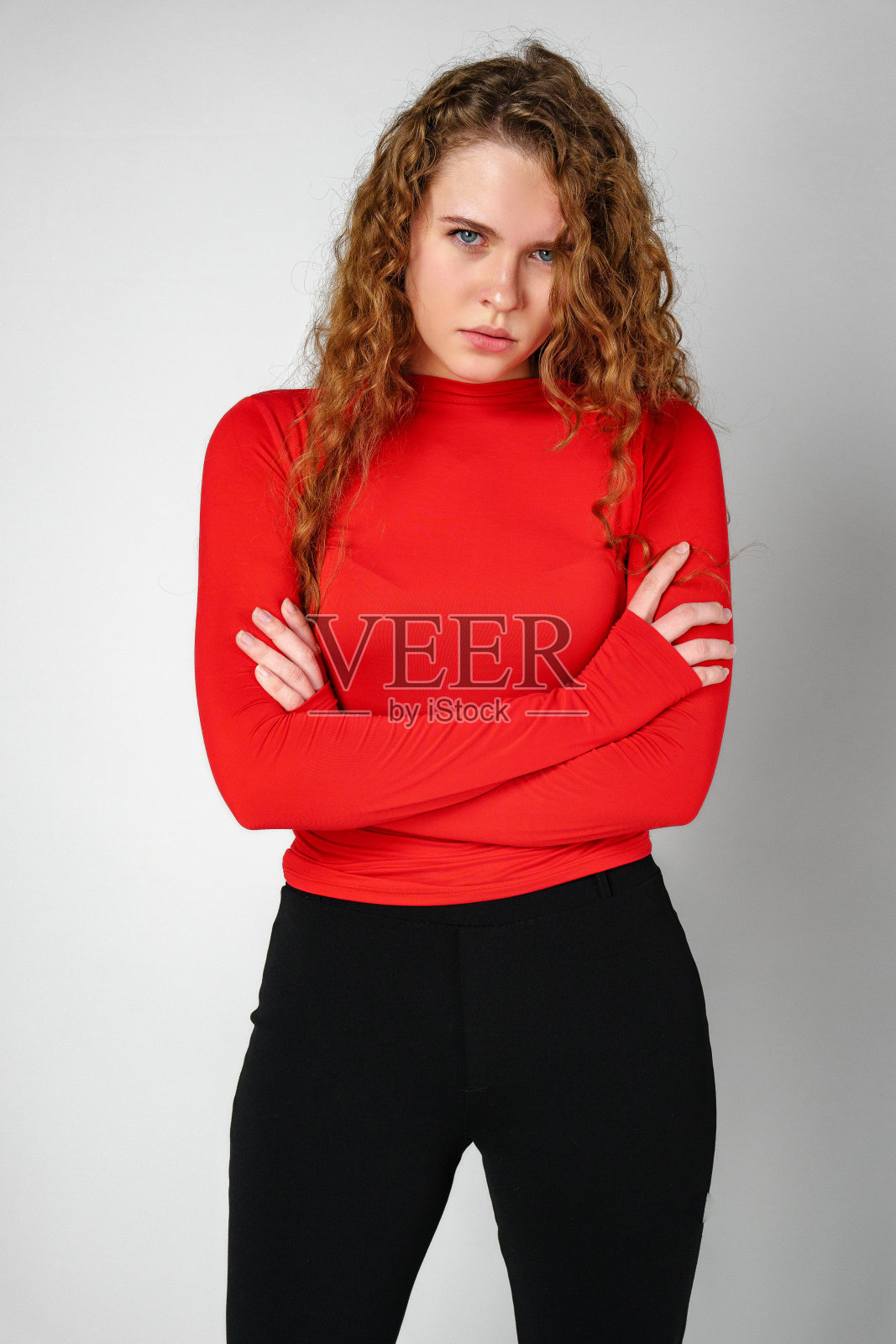 年轻卷发女子表达关切照片摄影图片