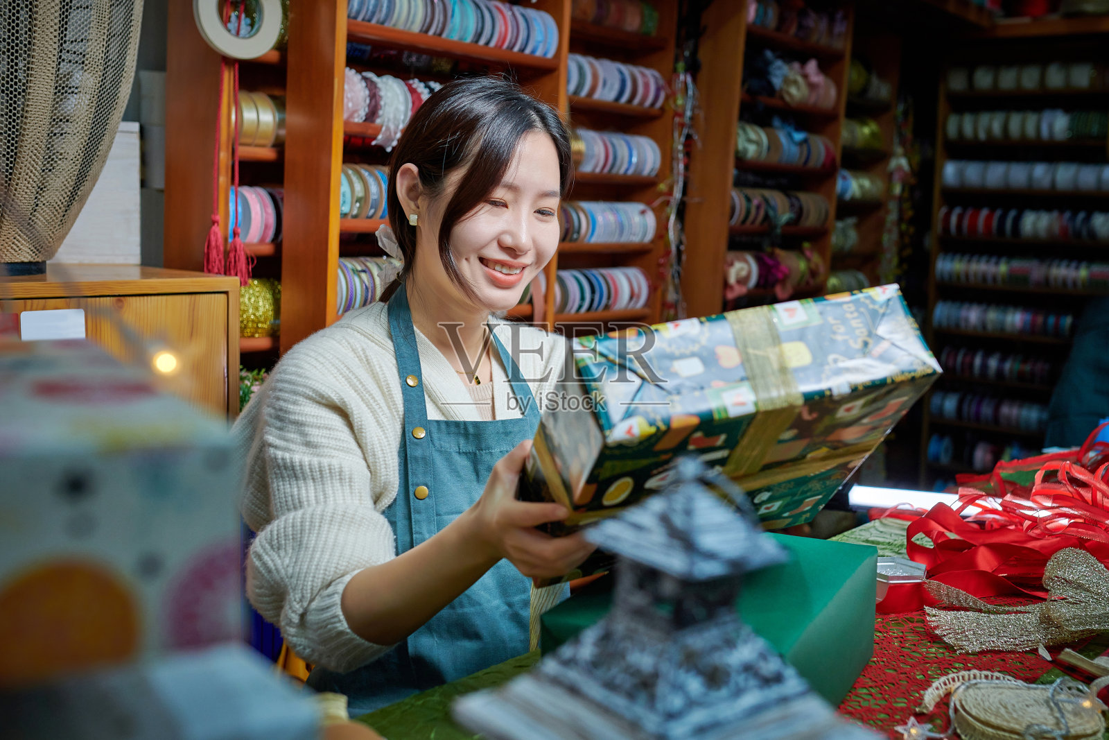 一个亚洲女工匠包装礼盒照片摄影图片