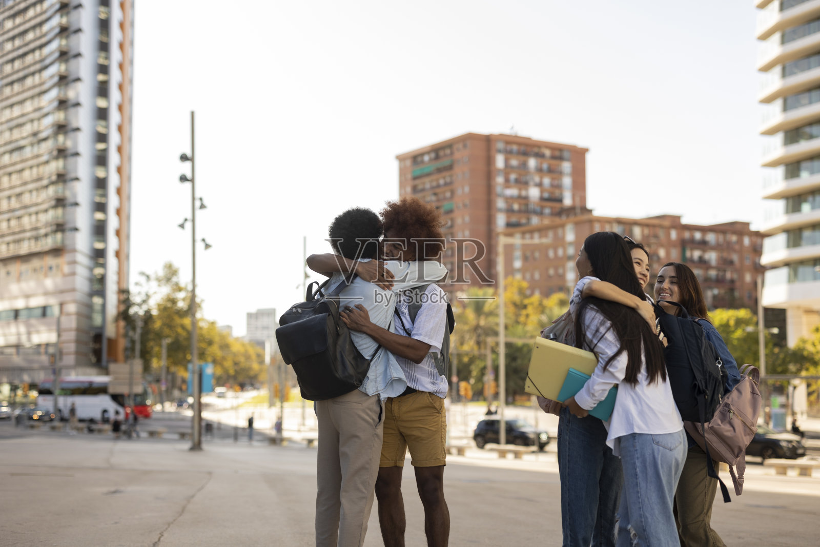 城市环境下的大学生拥抱照片摄影图片