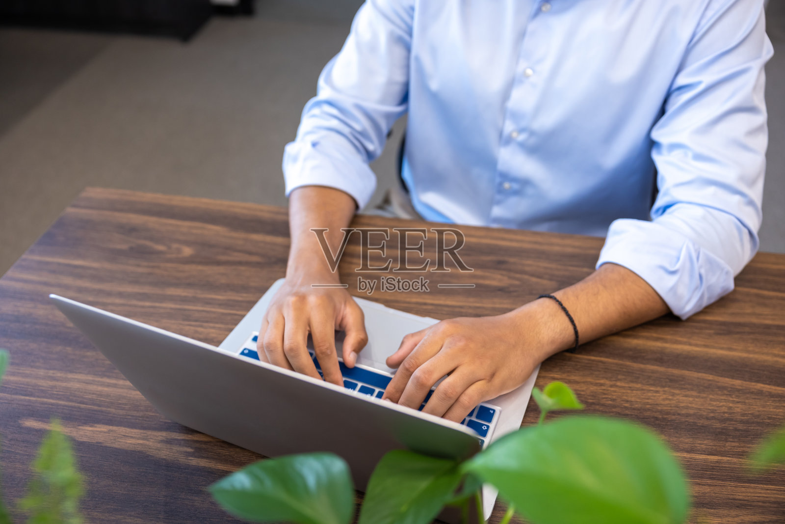 商人坐在工作场所用笔记本电脑上网工作照片摄影图片