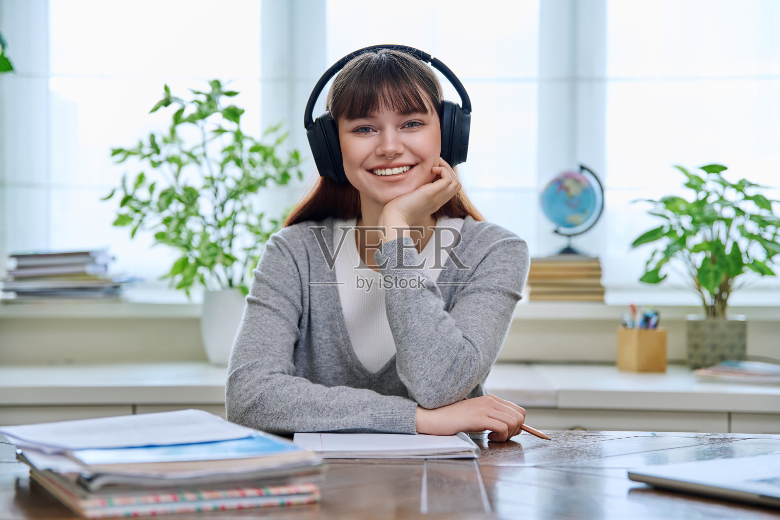 戴着耳机的大学生肖像照片摄影图片