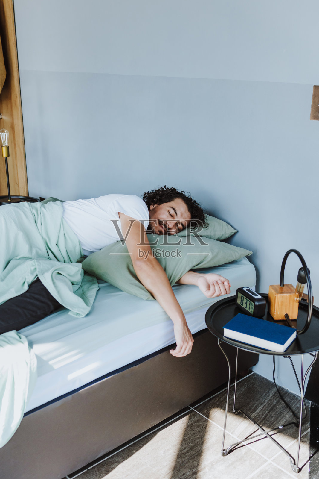 拉丁美洲年轻人睡在墨西哥家里的床上拉丁美洲,西班牙人照片摄影图片