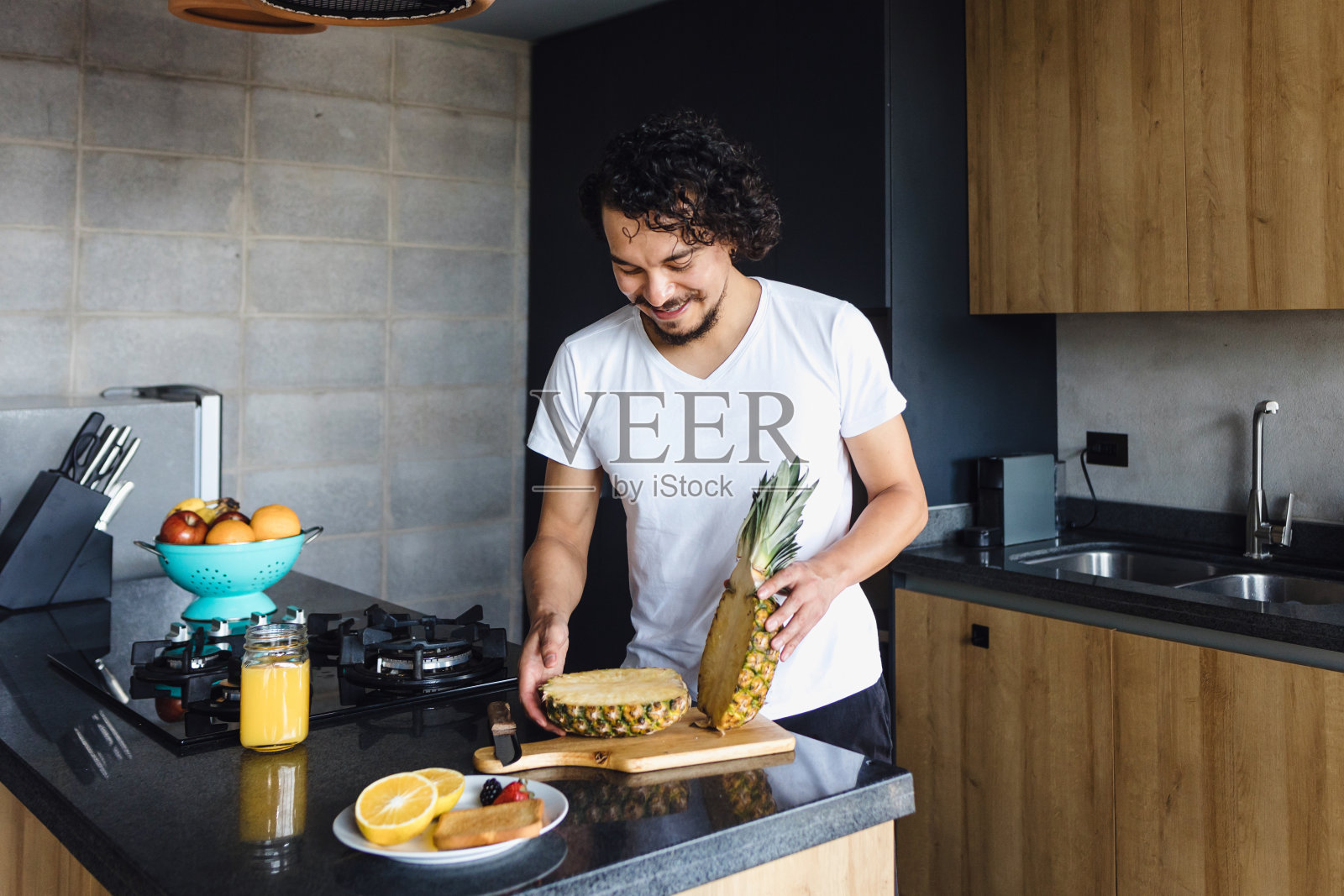 拉丁美洲墨西哥,一名西班牙裔男子在家吃健康早餐照片摄影图片