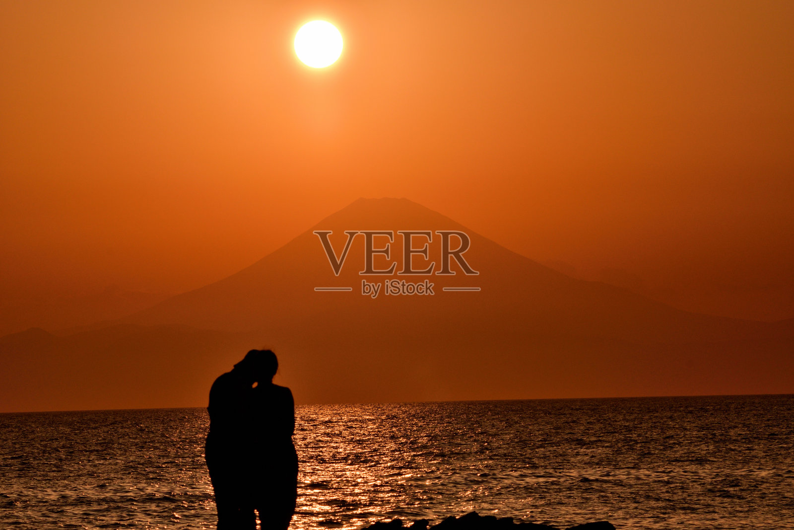 富士山顶及日落后的景色:从神奈川县三浦半岛南端的城岛眺望照片摄影图片