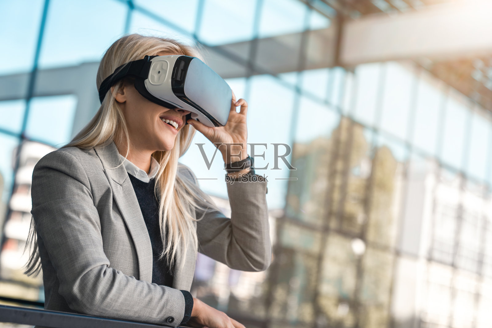 年轻的现代女性技术开发人员正在测试新的虚拟现实耳机照片摄影图片