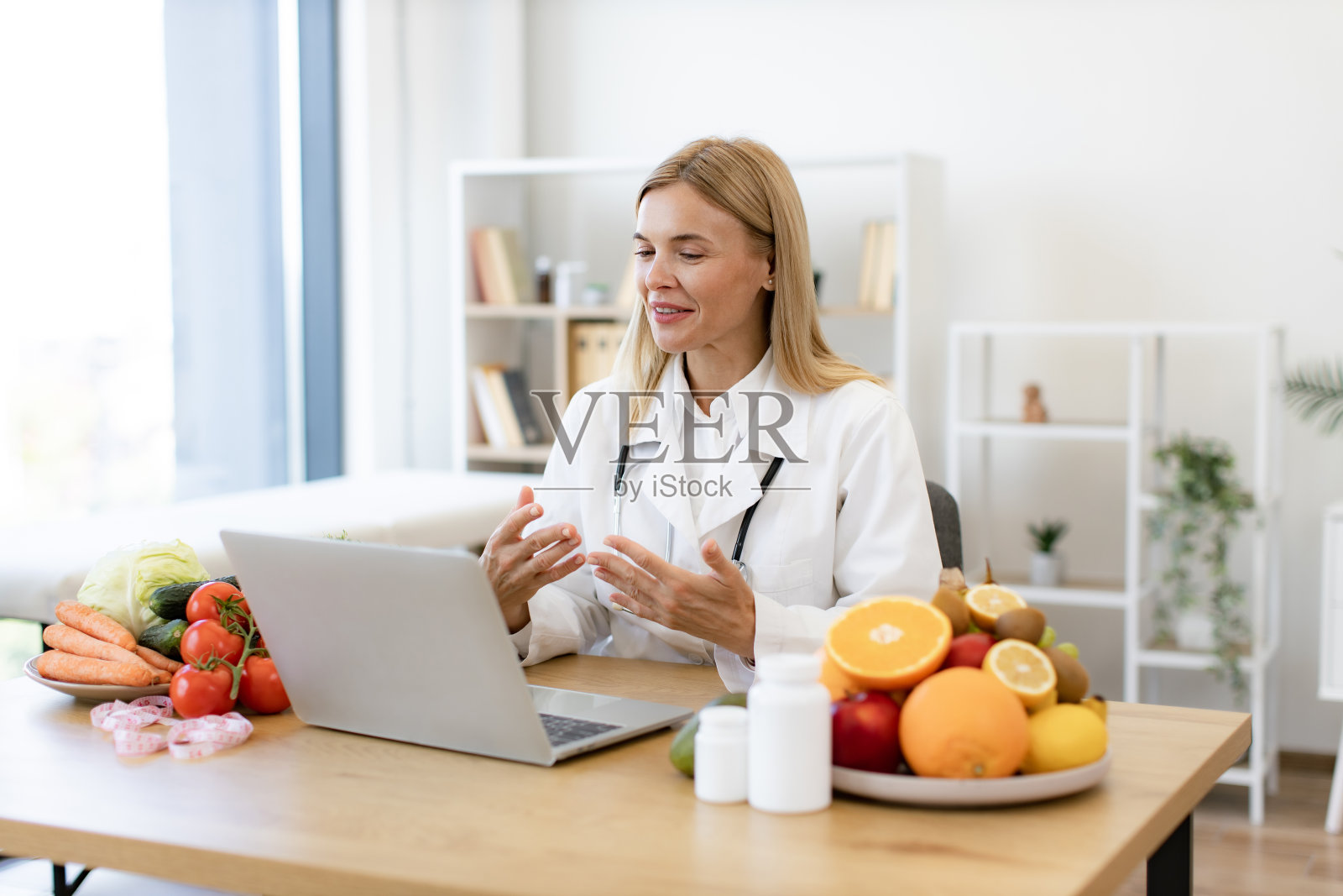 友好的成熟女性通过无线设备进行视频通话。照片摄影图片